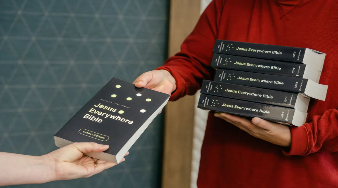 NIV, Jesus Everywhere Outreach Bible, Larger Print, Paperback, Comfort Print - Image 3